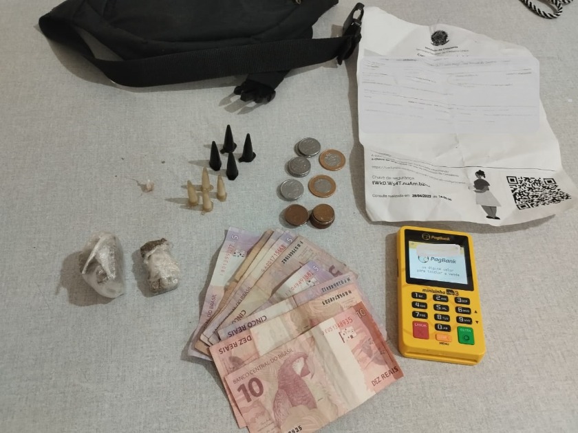 Polícia apreende drogas e máquina de cartão em residencial de Araraquara
