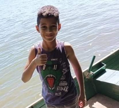 Criança morre atropelada por caminhão após se assustar com bomba em Nova Europa