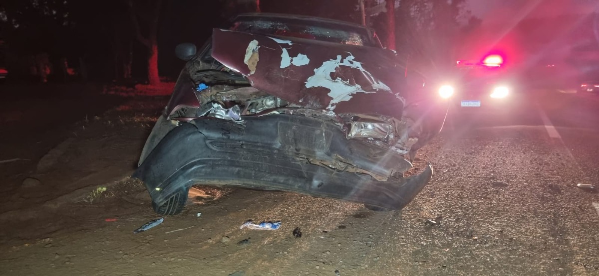 Acidente entre carreta e carro deixa três pessoas feridas na Estrada Nelson Barbieri