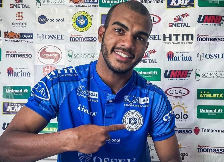 Jovem de Boa Esperança do Sul assina primeiro contrato como jogador profissional