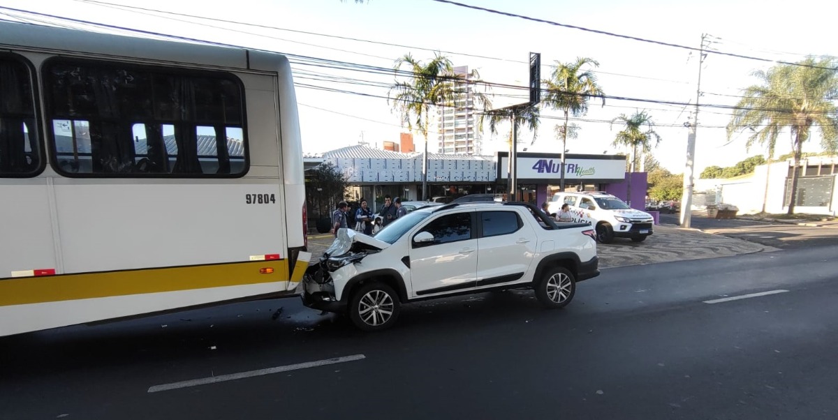 Susto: motorista não freia e bate na traseira de ônibus; sem feridos