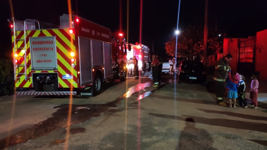 Incêndio destrói casa no Jardim das Hortênsias em Araraquara