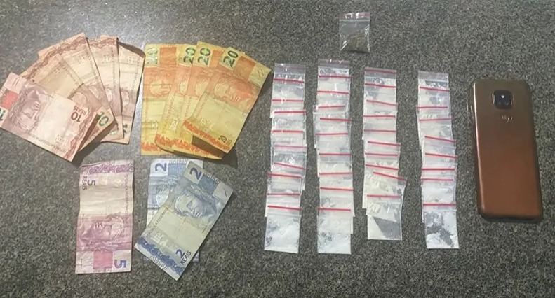 PM flagra jovens vendendo drogas na rua; menores foram apreendidos