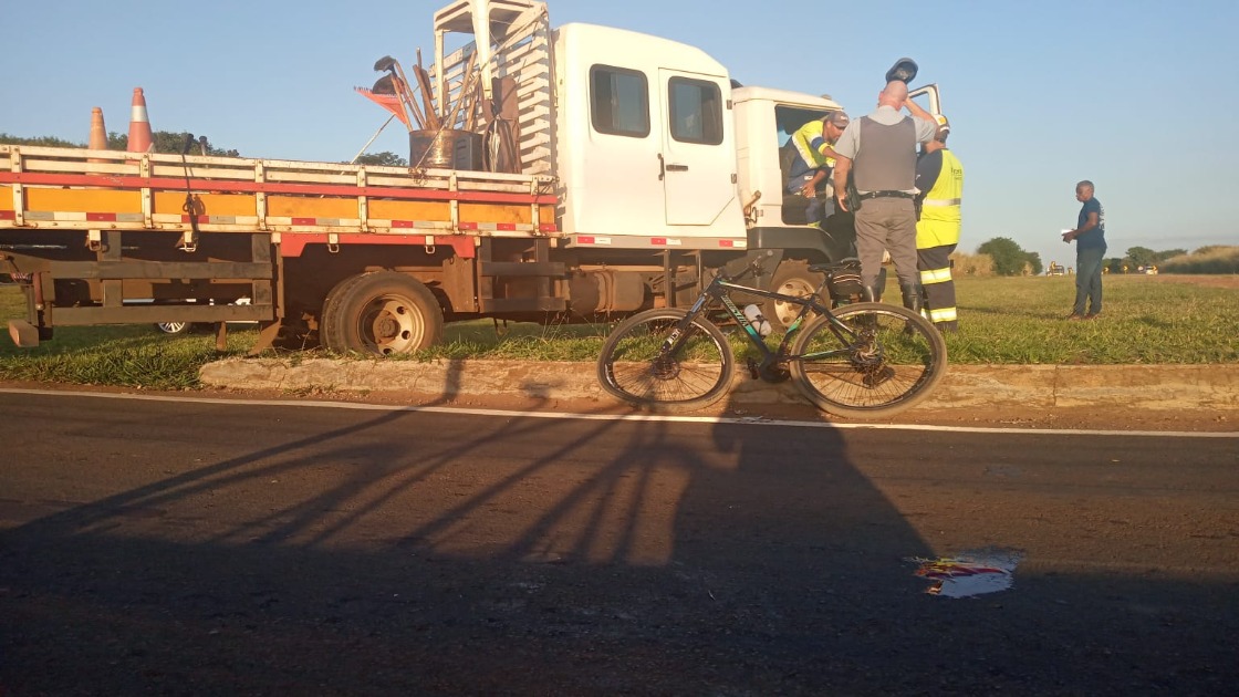 Acidente entre bicicleta e caminhão deixa ciclista gravemente ferido em vicinal de Araraquara
