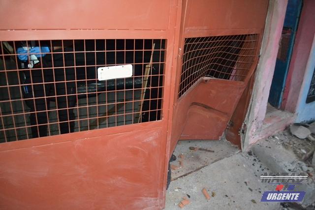 Motorista bate no portão da casa de idosa e foge do local