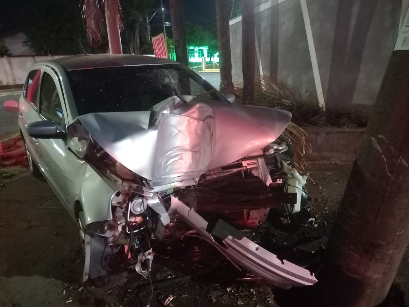 Motorista bate violentamente contra poste em Araraquara
