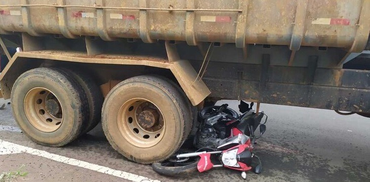 Motociclista de 20 anos morre após ser atropelado por caminhão na região