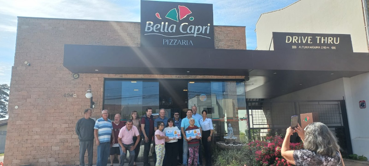 Idosos do lar Otoniel de Camargo fazem e comem pizzas para comerar ação solidária