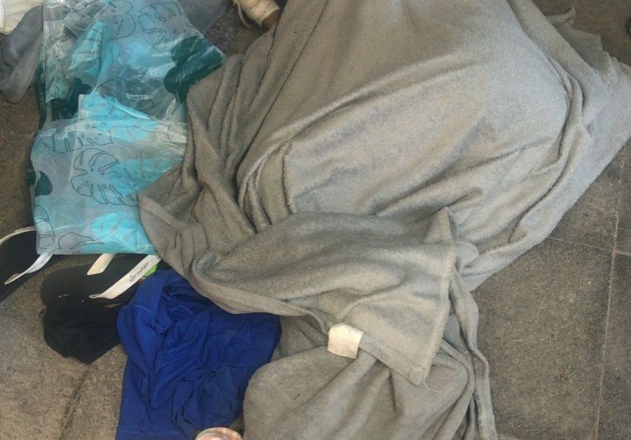 Morador de rua é encontrado morto embaixo de marquise de atacadista no Centro