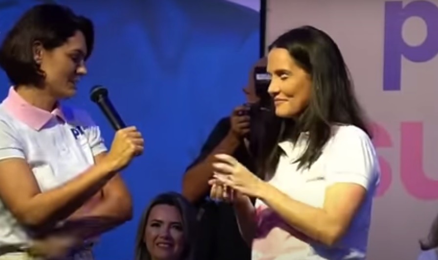 Michelle Bolsonaro pede que deputada retire prótese ocular durante evento