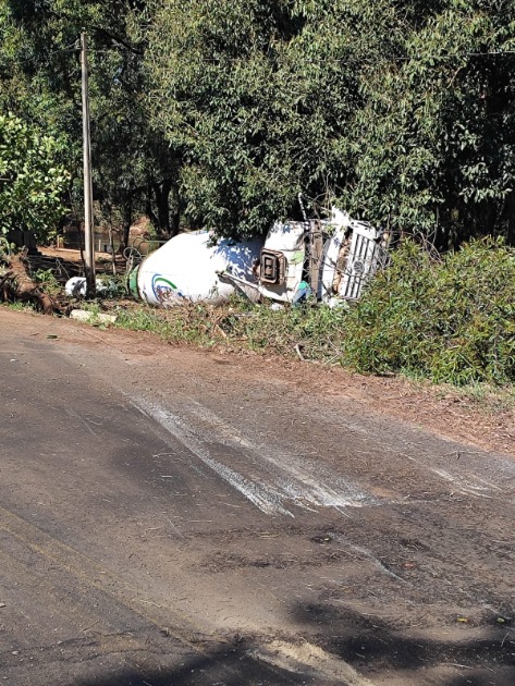 Motorista de caminhão morre após tombar em vicinal de Gavião Peixoto