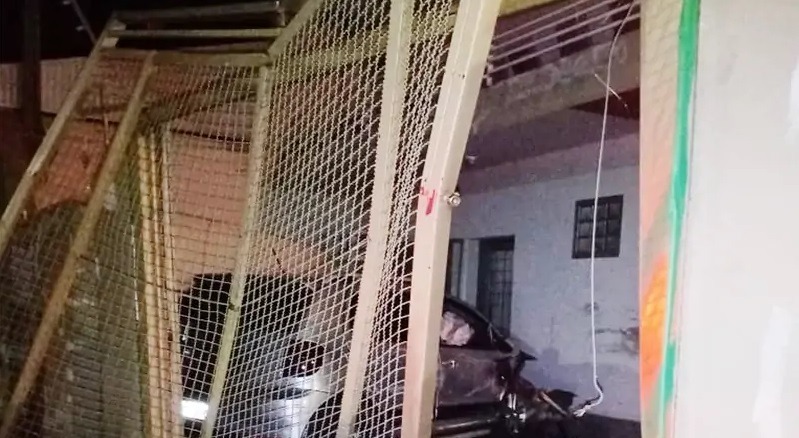 Carro desgovernado ‘entra’ em portão após motorista perder o controle