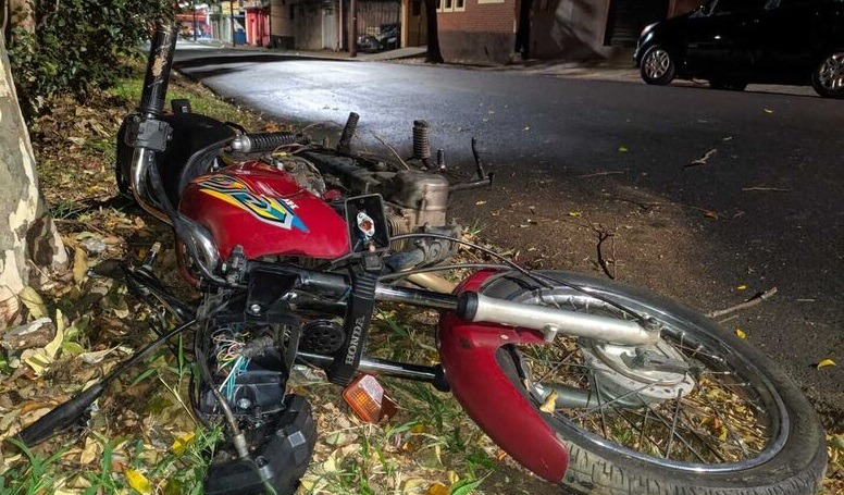 Jovem morre após colidir violentamente contra árvore em cidade da região