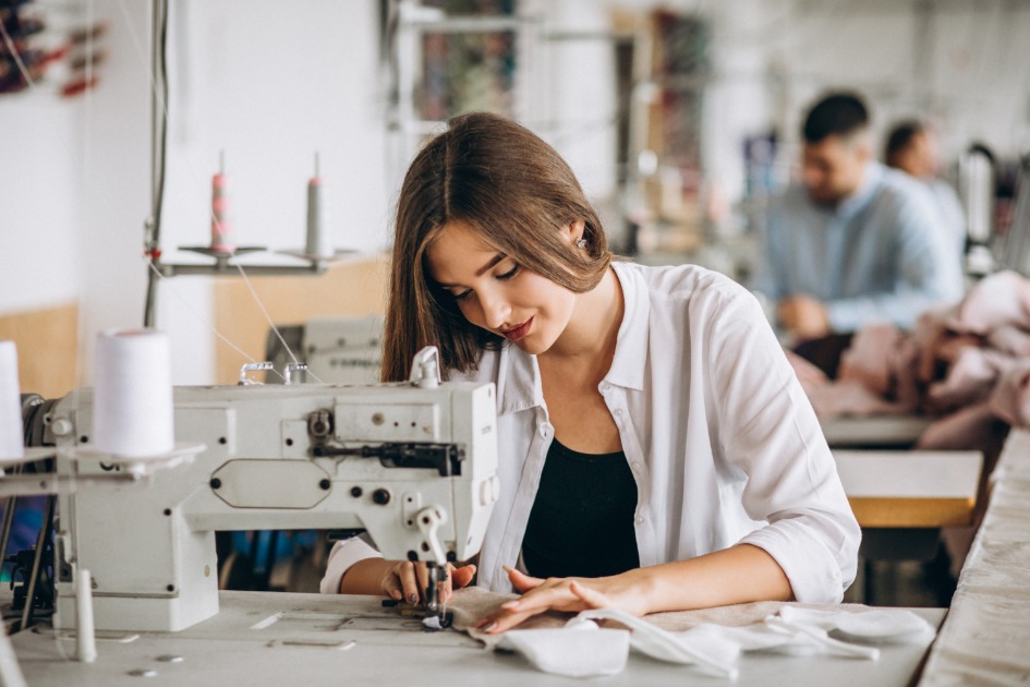 Curso gratuito de costura traz aulas práticas de máquina reta e overloque para Araraquara