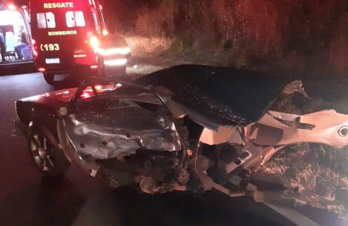 Carro fica destruído e parte ao meio após acidente na rodovia Victor Maida em Nova Europa
