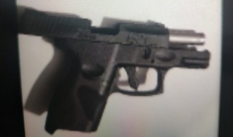 PM atende ocorrência de acidente e flagra pistola Taurus em veículo; homem foi detido