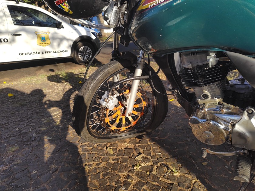 Colisão entre carro e moto deixa jovem ferido em Araraquara