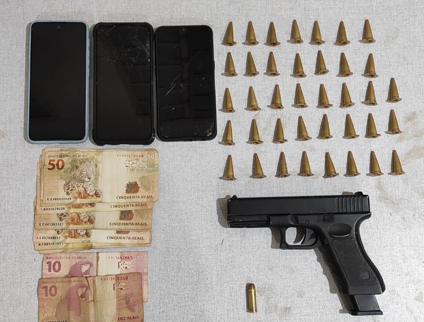 Polícia flagra homem com drogas, dinheiro, munição e simulacro de arma de fogo em Araraquara