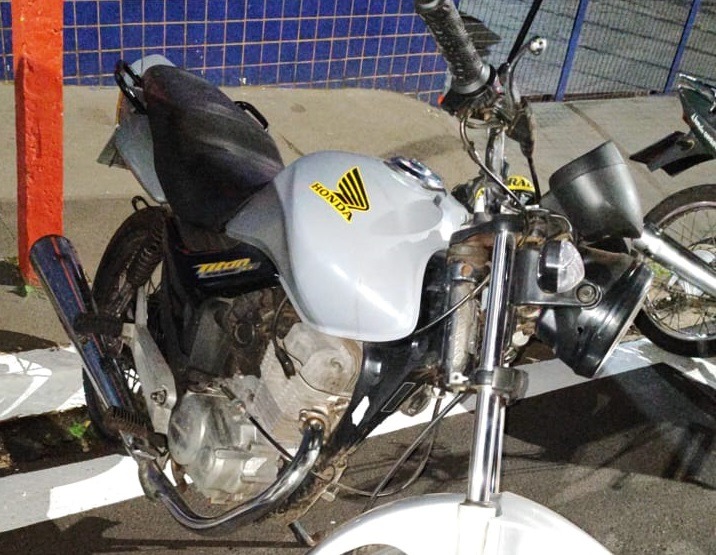 Jovem é preso após fuga com motocicleta furtada e adulterada; houve perseguição