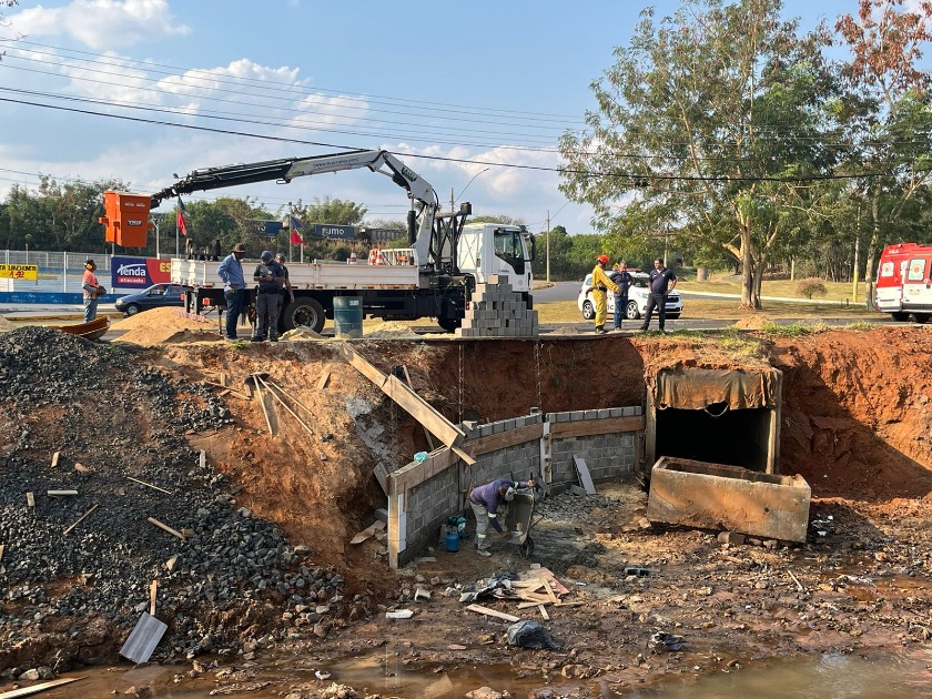 Trabalhador é atingido por tubulação de concreto no Centro de Matão