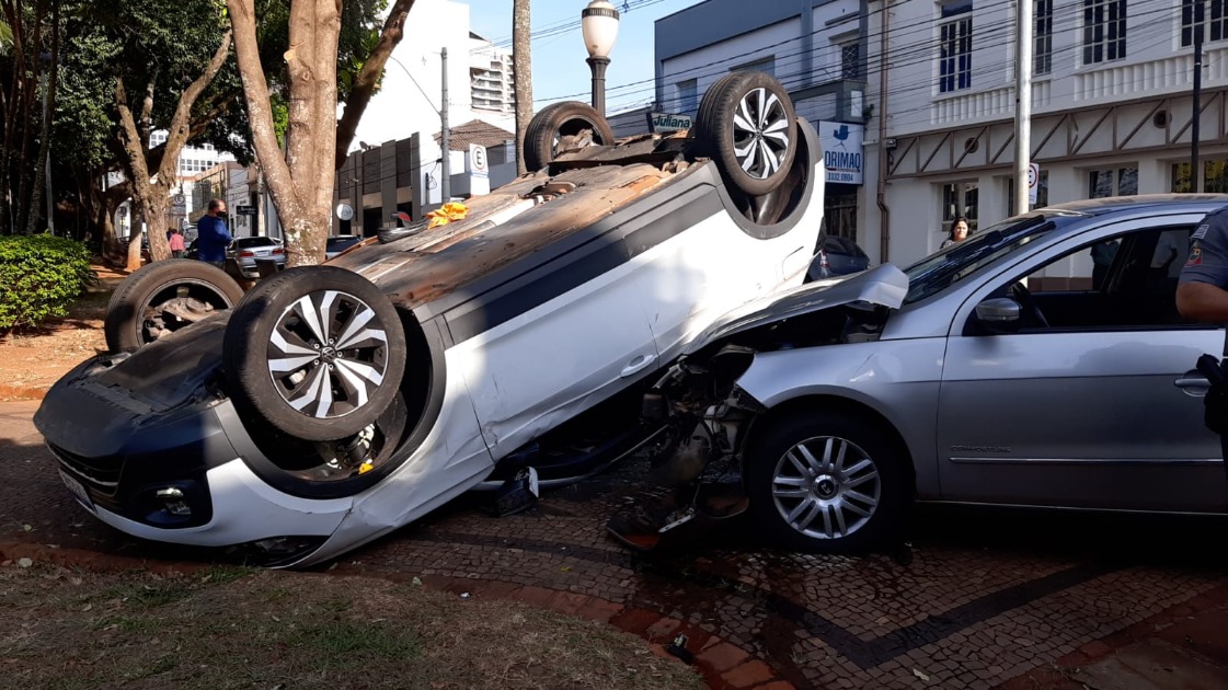 Acidente entre dois carros termina com um dos veículos capotado no Centro de Araraquara