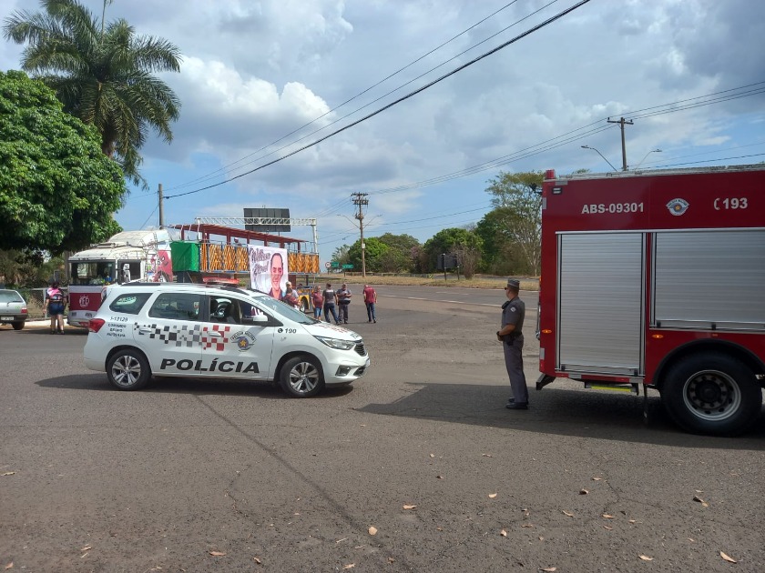 Torcedores se concentram para celebrar acesso da Ferroviária pelas ruas de Araraquara