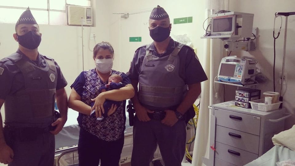 Policiais de Araraquara salvam bebê de 14 dias que estava engasgado