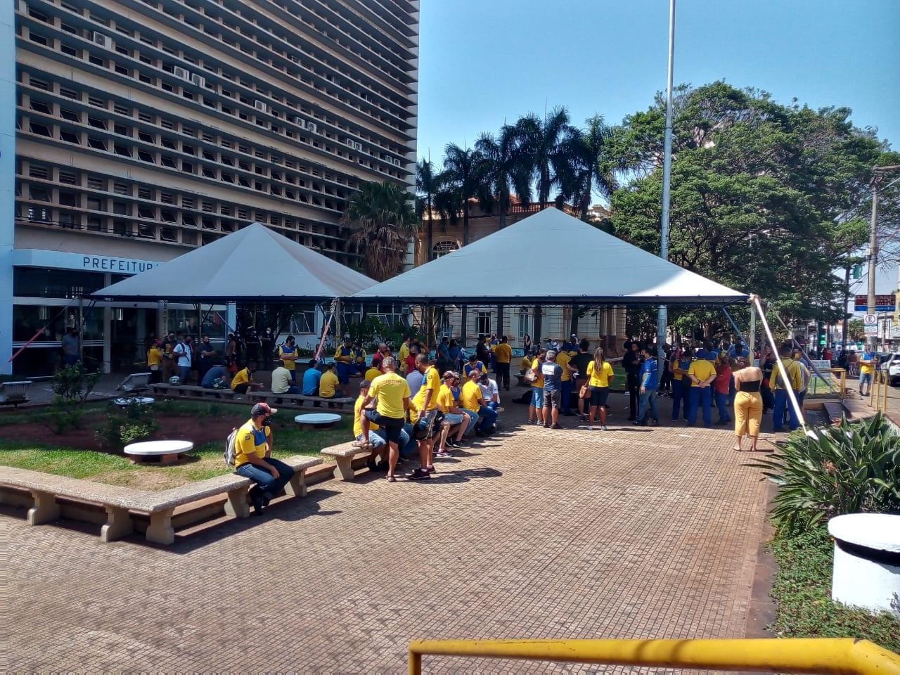Funcionários dos Correios fazem manifestação em Araraquara