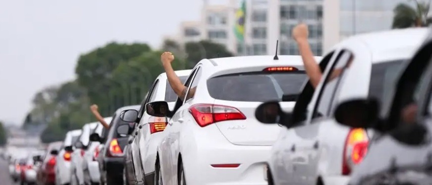 Justiça decide que Uber deverá registrar motoristas; empresa diz que vai recorrer