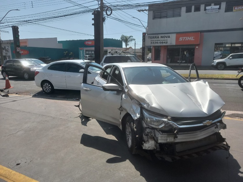 Cruzamento tem acidente entre caminhão e dois carros em Araraquara