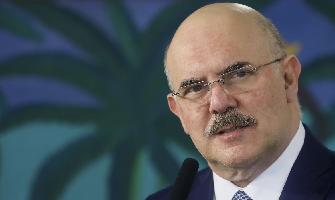 Ministro da Educação diz que por ele aulas voltariam amanhã