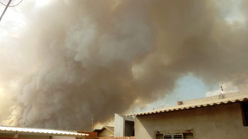 Nuvem de fumaça toma conta da região do Selmi Dei em Araraquara