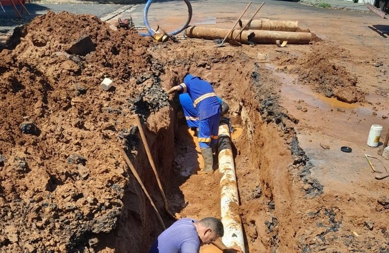 Reparo emergencial de vazamento de água interdita vias no centro de Araraquara; veja os locais