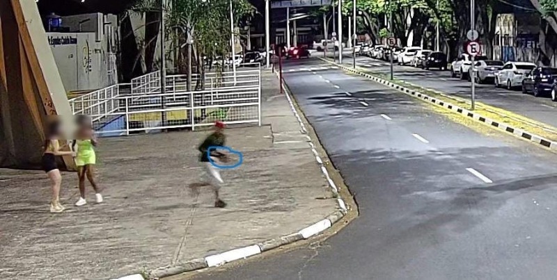 Armados com pistola, casal assalta mulheres em Araraquara