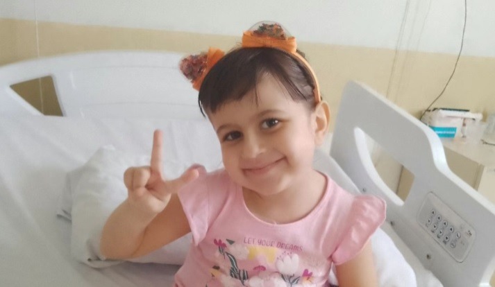 Mãe lança campanha para incentivar doação de medula óssea para salvar vida da filha