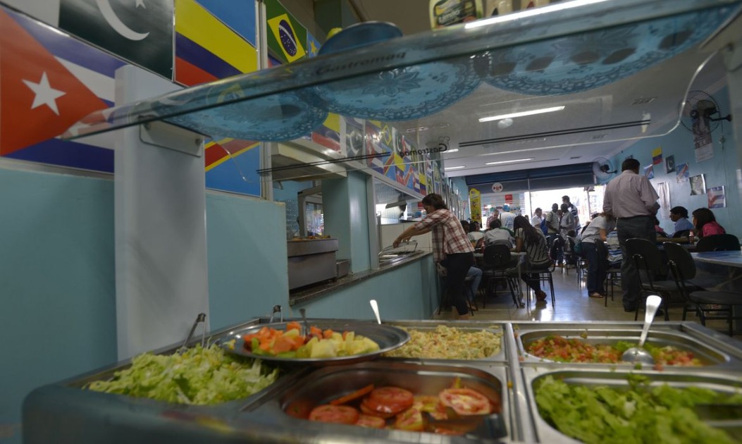 PAT de Araraquara abre 15 vagas para atendente de restaurante; veja requisitos
