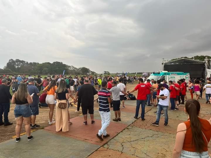 Paraquedista cai sobre o público, mata um homem e deixa 2 mulheres feridas em Itápolis