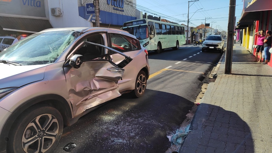 Homem fica preso nas ferragens após acidente no Centro de Araraquara