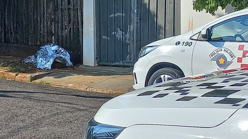 Homem tenta tomar arma de policial e acaba morto no Melhado