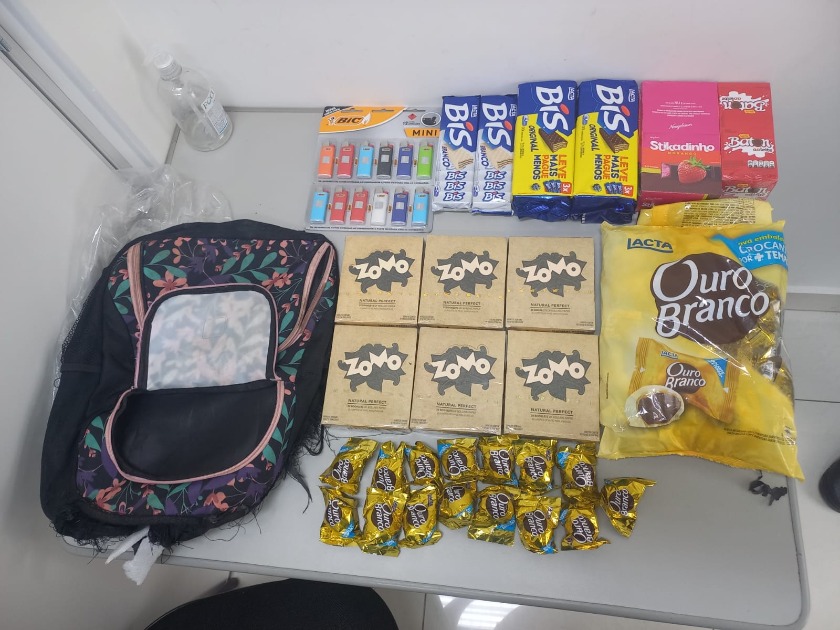 Homem furta pacotes de chocolate, seda e isqueiros em depósito de bebidas de Araraquara; foi preso