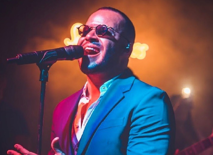 Cantor Filipe Duarte, ex-integrante das bandas Br'oz e Travessos, se apresenta em Araraquara
