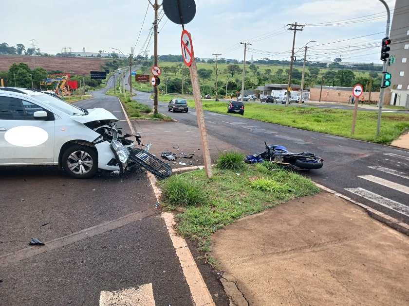 Forte colisão: grave acidente deixa motociclista ferido em Araraquara