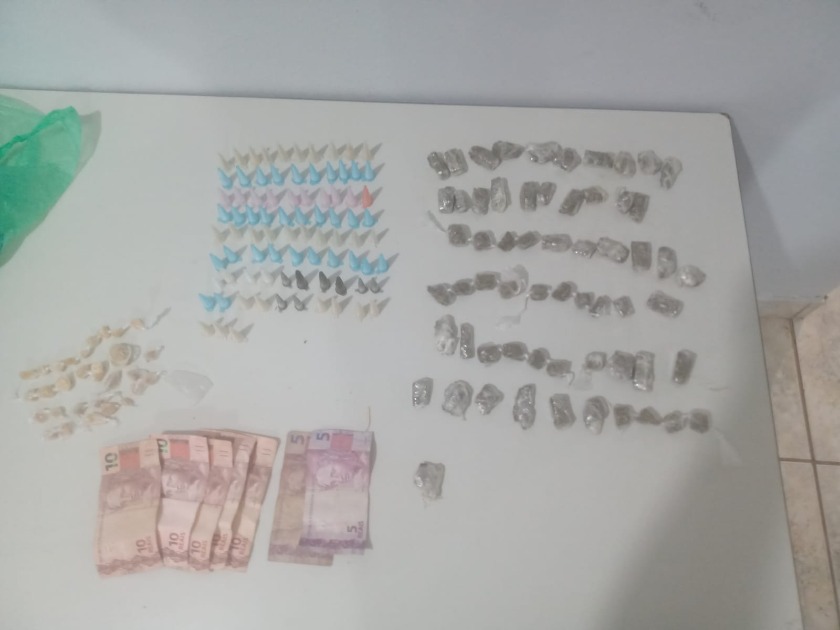 Jovem é preso com drogas e dinheiro em praça de Américo