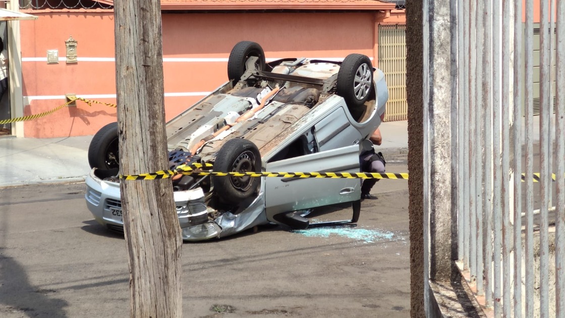 Homem fica preso nas ferragens após carro capotar no Jardim Tabapuã