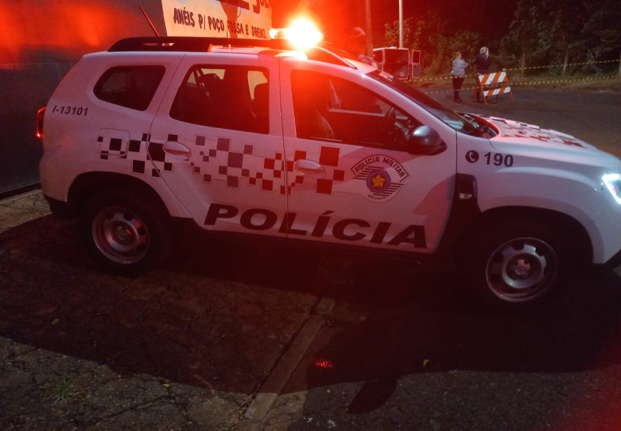 Com arma falsa, assaltante rouba celular de pedestre, se esconde em casa e é pego pela PM