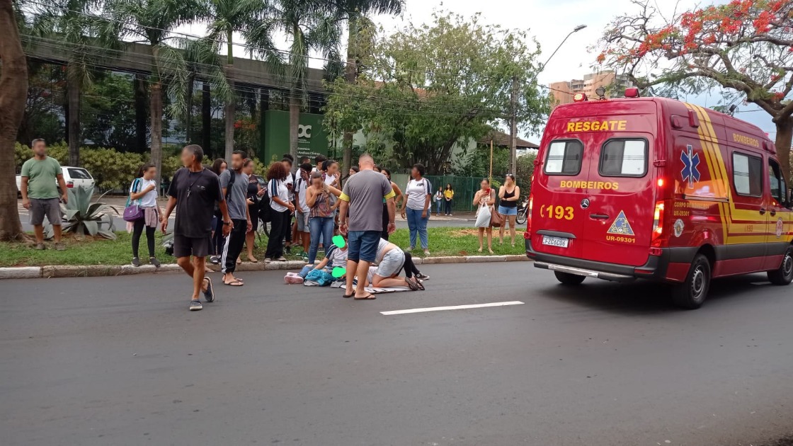 Estudante fica ferida após ser atropelada por moto na Bento de Abreu