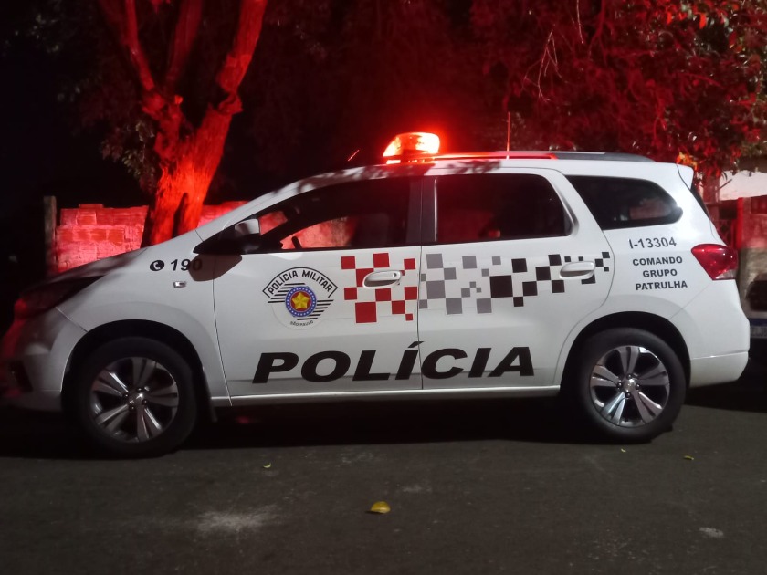 Homem pula o muro, invade residência e faz moradora refém no Jardim Santa Clara