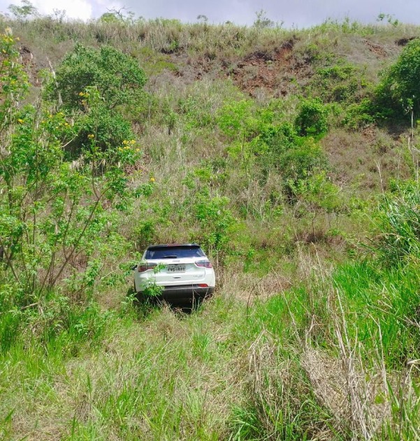 Carro roubado é recuperado em mata próximo ao Chibarro