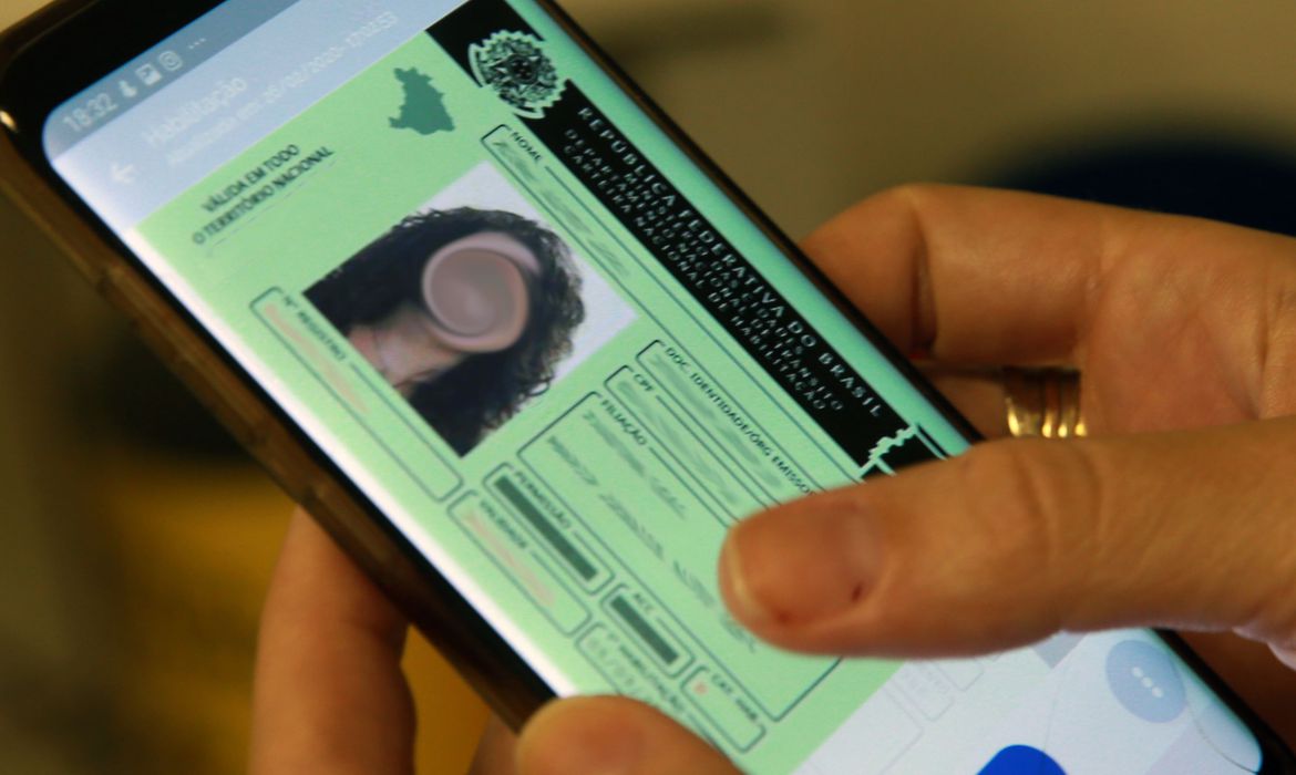 Denatran oferece pagamento de multas por aplicativo com até 40% de desconto