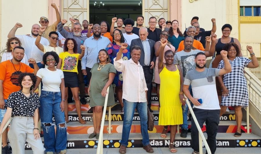 Arte antirracista estampa escadaria da Câmara Municipal de Araraquara